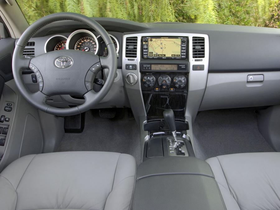  Toyota 4Runner 2005 года  (фото 11 из 21)
